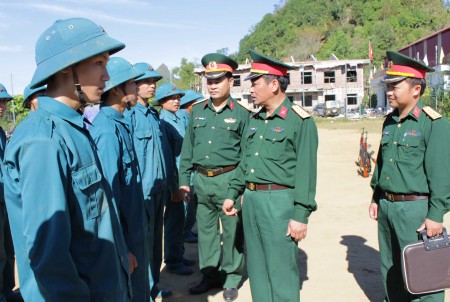 Đại tá Trần Ngọc Tuấn, Phó Chủ nhiệm Chính trị Quân khu kiểm tra, động viện dân quân tại xã San Thàng, TP Lai Châu.