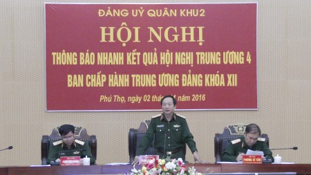 Đồng chí Chính ủy Quân khu thông báo các nội dung tại hội nghị.