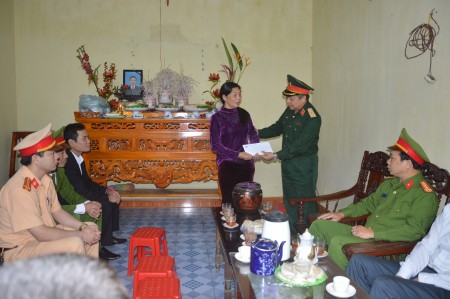 Thiếu tướng Phạm Văn Khánh, Cục trưởng cục Xe máy, Tổng cục Kỹ thuật trao quà cho các gia đình nạn nhân tai nạn giao thông.