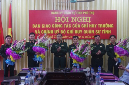 Thiếu tướng Phùng Sĩ Tấn tặng hoa chúc mừng các đồng chí cán bộ được điều động, bổ nhiệm.