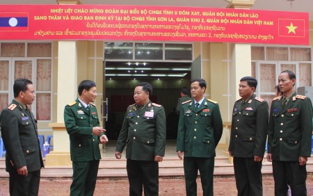 Đại biểu Bộ CHQS tỉnh Sơn La và U Đôm Xay cùng nhau trao đổi kinh nghiệm tại buổi giao ban định kỳ.