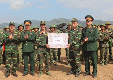 Thủ trưởng Bộ Tư lệnh Quân khu tặng quà cán bộ, chiến sỹ đạt thành tích cao trong diễn tập.