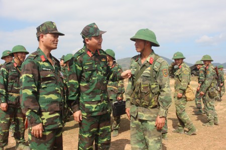 Đại tá Nguyễn Như Bách, Phó Chủ nhiệm Chính trị Quân khu gặp gỡ, động viên cán bộ, chiến sỹ Lữ đoàn 168 sau diễn tập.