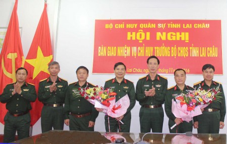 Ban Thường vụ Đảng ủy Quân sự tỉnh Lai Châu chúc mừng Đại tá Phạm Quang Ngân và Đại tá Nguyễn Đăng Khải.