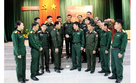 Thủ trưởng Cục Chính trị Quân khu và lãnh đạo Nhà trường trao đổi với các học viên lớp tập huấn về công tác giảng dạy chính trị của quân đội 2 nước.