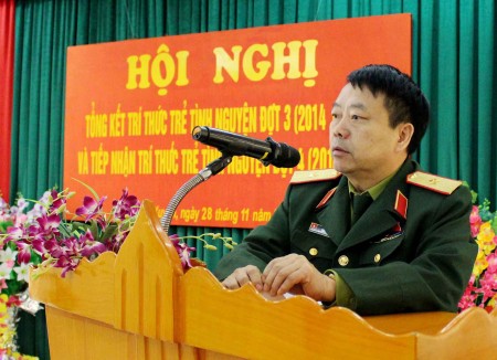 Thiếu tường Sùng Thìn Cò, Phó Tư lệnh Quân khu phát biểu chỉ đạo hội nghị.