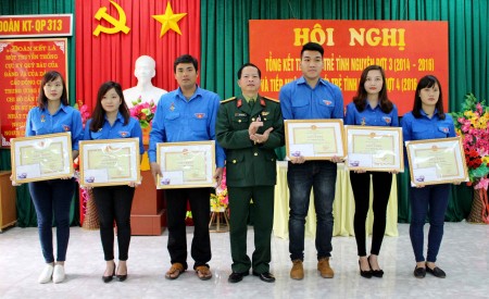 Đại tá Trần Đình Nhất, Chính ủy Đoàn KT-QP 313 tặng Giấy khen các TTTTN đợt 3 hoàn thành xuất sắc nhiệm vụ.