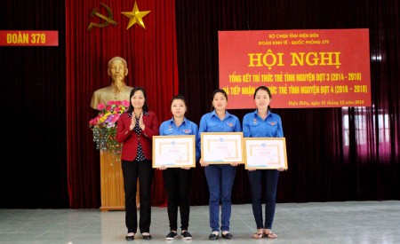 Hội Liên hiệp Phụ nữ tỉnh Điện Biên trao Bằng khen tặng các nữ đội viên TTTTN hoàn thành xuất sắc nhiệm vụ.