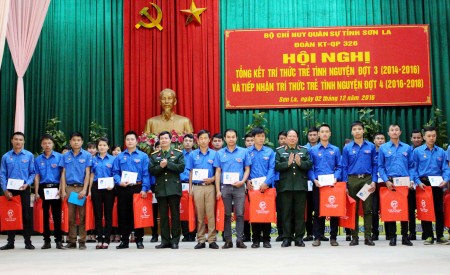 Đại diện Ban quản lý Dự án 174 Quân khu và Bộ Quốc phòng trao Giấy chứng nhận và tặng quà lưu niệm TTTTN đợt 3.
