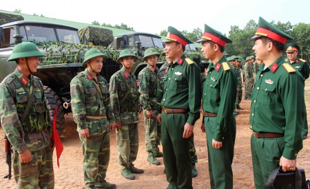 Đại tá Trần Minh Phong và các thành viên trong đoàn, kiểm tra công tác chuẩn bị cơ động của cán bộ, chiến sỹ Tiểu đoàn 3, Lữ đoàn 168 trong chuyển trạng thái SSCĐ từ thường xuyên lên cao. 