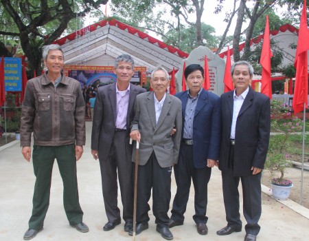 Thầy giáo Mông Ngọc Hưởng (đứng giữa), nguyên Hiệu trưởng và Triệu Hùng Chuông, Nhà giáo ưu tú trong ngày gặp mặt kỷ niệm.