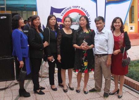 Thầy giáo Nguyễn Tiến cùng các nữ sinh Khóa 12 trong ngày kỷ niệm.