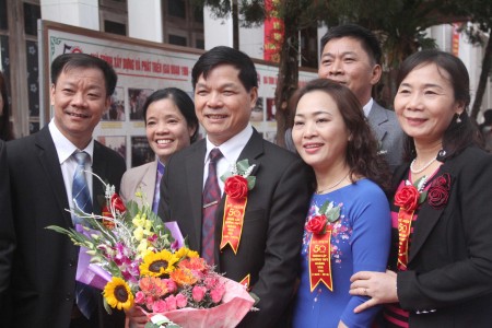 Thầy giáo Trương Thu Ba cùng các thế hệ học trò trong ngày kỷ niệm.