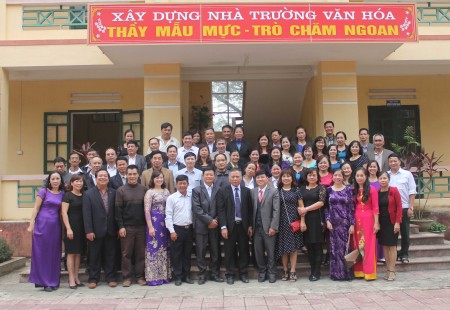 Thầy giáo Nguyễn Duy Long, Nhà giáo ưu tú cùng các thế hệ học trò trong ngày gặp mặt.