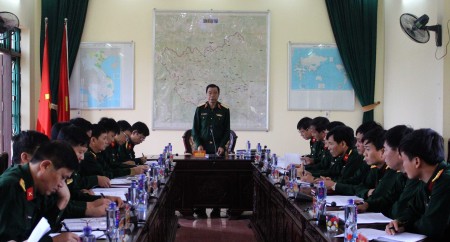 Thiếu tướng Hoàng Hữu Thế, Ủy viên Ban Thường vụ Đảng ủy, Chủ nhiệm Chính trị Quân khu quán triệt nhiệm vụ kiểm tra.