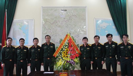  Đồng chí Chủ nhiệm Chính trị Quân khu tặng hoa chúc mừng cán bộ, chiến sỹ Lữ đoàn 543 nhân Kỷ niệm 37 năm Ngày truyền thống (2-11-1979 / 2-11-2016).