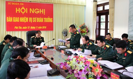 Đại tá Nguyễn Đăng Khải thông qua biên bản bàn giao.