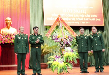 Thiếu tướng Phạm Đức Duyên, Phó Chính ủy Quân khu tặng hoa chúc mừng Hội nghị.