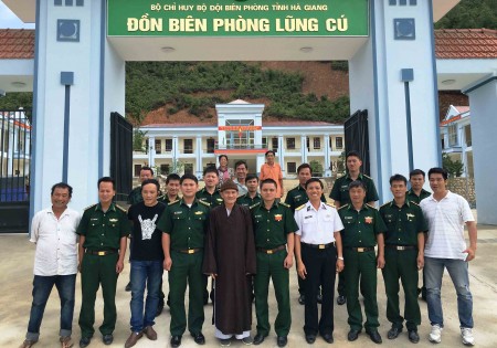 Đoàn công tác thăm, tặng quà Đồn biên phòng Lũng Cú (Hà Giang) chụp ảnh lưu niệm với cán bộ, chiến sĩ của đơn vị.