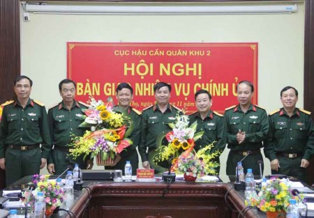 Thủ trưởng Bộ Tư lệnh và thủ trưởng các cơ quan Quân khu tặng hoa chúc mừng.