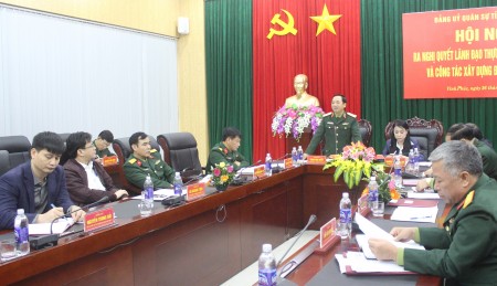 Thiếu tướng Trịnh Văn Quyết, Bí thư Đảng ủy, Chính ủy Quân khu phát biểu chỉ đạo tại hội nghị.