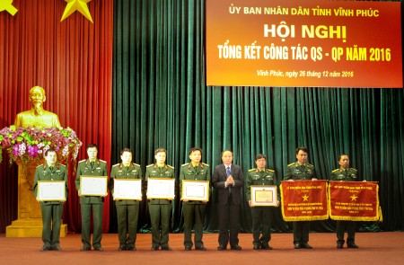 Đồng chí Nguyễn Văn Trì, Phó Bí thư Tỉnh ủy, Chủ tịch UBND tỉnh khen thưởng cho các đơn vị có thành tích xuất sắc tại hội nghị tổng kết.