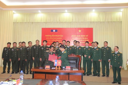 Lãnh đạo Bộ CHQS hai tỉnh trao đổi biên bản ghi nhớ hợp tác quân sự năm 2016.