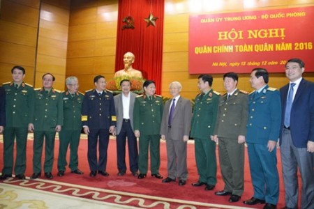 Tổng Bí thư Nguyễn Phú Trọng cùng lãnh đạo Bộ Quốc phòng và các đại biểu dự hội nghị. 