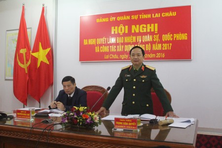 Đồng chí Chính ủy Quân khu phát biểu chỉ đạo hội nghị.