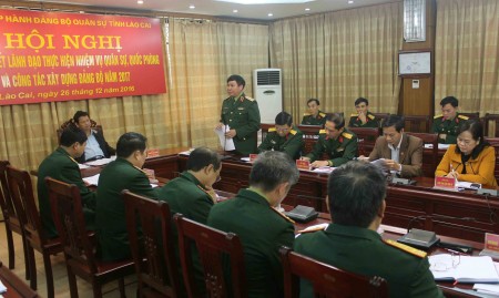 Đồng chí Phó Chính ủy Quân khu phát biểu tại hội nghị.