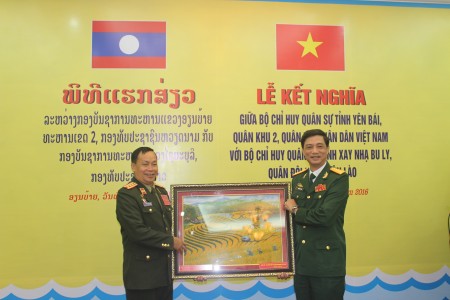 Bộ CHQS tỉnh Yên Bái trao quà lưu niệm tặng Bộ CHQS Xay Nhạ Bu Ly.