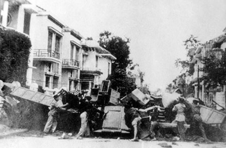 Nhân dân phố Mai Hắc Đế, Hà Nội dựng chướng ngại vật chặn bước tiến của quân Pháp trong ngày đầu toàn quốc kháng chiến, tháng 12-1946. Ảnh tư liệu.