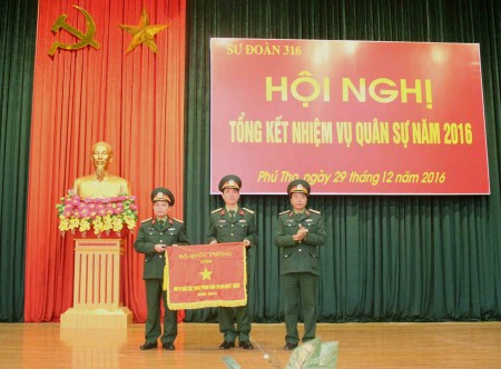 Thiếu tướng Hoàng Hữu Thế tặng Cờ thi đua của Bộ Quốc phòng cho Sư đoàn 316.
