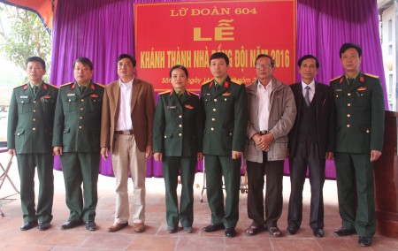 Đại diện đoàn 604 và xã Yên Thạch bàn giao nhà đồng đội cho đồng chí Đôn Thị Hà Thanh.