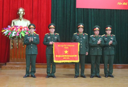 Phó Chính ủy Quân khu tặng Cờ thi đua của Bộ Quốc phòng cho Bộ CHQS tỉnh Yên Bái.