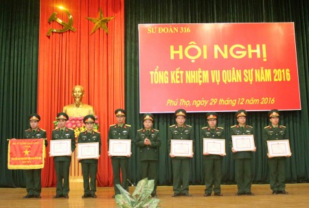 Sư đoàn trưởng Sư đoàn 316 khen thưởng các tập thể và cá nhân có thành tích xuất sắc.