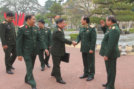 Thủ trưởng Bộ Tư lệnh Quân khu tiếp, đón đồng chí Trưởng phòng tùy viên Quốc phòng QĐND Lào tại Việt Nam.