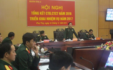 Thiếu tướng Trịnh Văn Quyết, Bí thư Đảng ủy, Chính ủy Quân khu phát biểu tại hội nghị.