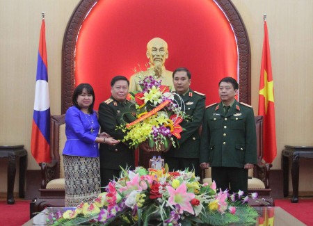 Thủ trưởng Bộ Tư lệnh Quân khu tặng hoa chúc mừng đồng chí Trưởng phòng tùy viên Quốc phòng và phu nhân.
