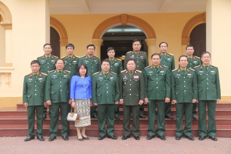 Đồng chí Trưởng phòng tùy viên Quốc phòng và phu nhân chụp ảnh lưu niệm cùng Thủ trưởng Bộ Tư lệnh và các cơ quan Quân khu.