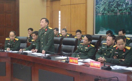 Đồng chí Trưởng phòng Chính sách tham luận tại hội nghị.