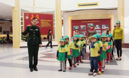 Học sinh trường Mầm non Ban Mai xanh tham quan Bảo tàng Quân khu.