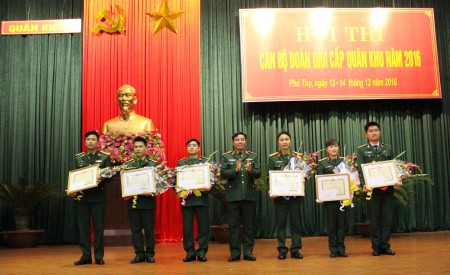 Thiếu tướng Phạm Đức Duyên, Phó Chính ủy Quân khu trao giải Nhất, Nhì, Ba cho thí sinh tham gia hội thi.