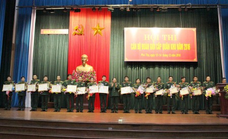 Thiếu Tướng Vũ Sơn Hoàng, Phó Chủ nhiệm Chính trị Quân khu trao giải Khuyến khích và Giấy chứng nhận cán bộ đoàn giỏi cấp Quân khu tặng các thí sinh.