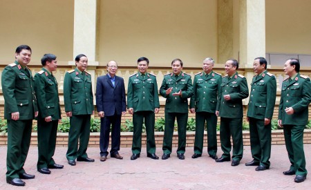 Thủ trưởng Bộ Tư lệnh Quân khu trao đổi với các đại biểu về tình hình, nhiệm vụ công tác QS-QP năm 2017.