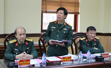 Thượng tá Nguyễn Anh Ngọc, Trưởng phòng Doanh trại thảo luận tại hội nghị.