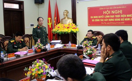 Đại tá Nguyễn Quốc Việt, Đảng ủy viên Quân khu, Phó Bí thư Đảng ủy, Chủ nhiệm Hậu Hậu cần Quân khu tham luận tại hội nghị.