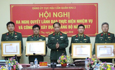 Đại tá Nguyễn Quốc Việt thay mặt Đảng ủy CHC tặng Giấy khen các tổ chức đảng đạt TSVM tiêu biểu năm 2016.