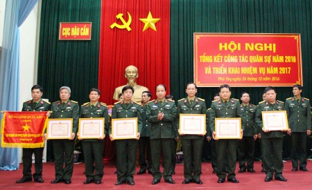 Đại tá Nguyễn Quốc Việt, Cục trưởng Cục Hậu cần Quân khu trao Cờ thi đua và danh hiệu đơn vị Quyết thắng của Quân khu cho các tập thể có thành tích xuất sắc trong năm 2016.