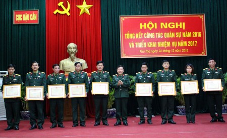 Đại tá Hà Trọng Minh, Chính ủy Cục Hậu cần Quân khu trao tặng danh hiệu Đơn vị Tiên tiến cho các tập thể.